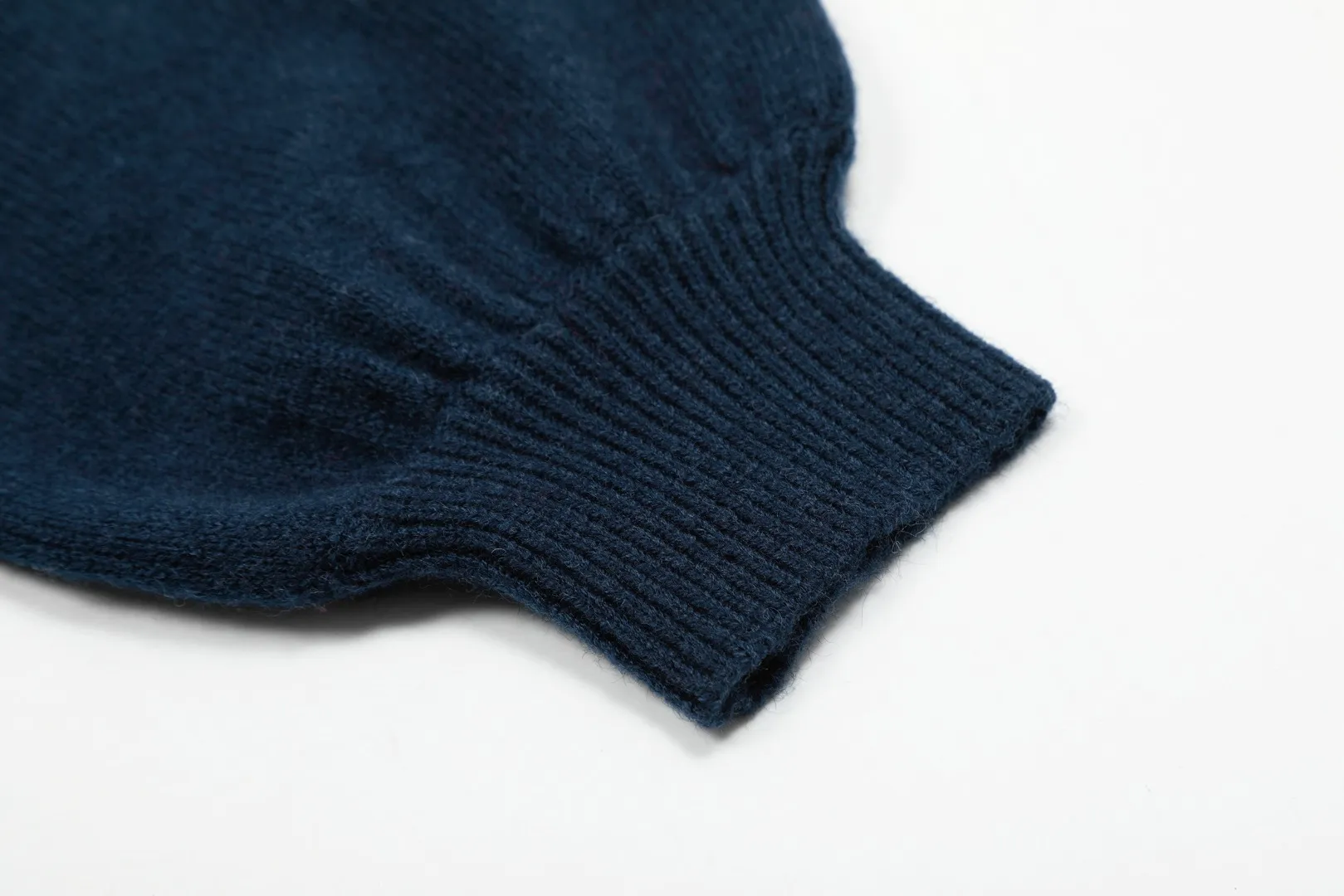 P220 Top quality" Style number: DS016# [Ralph Lauren V-neck solid color pony embroidered logo wool velvet knitted shawl cardigan] ✅Ralph Lauren Lazy‌oversize style basic classic versatile ten-color shawl cardigan ✅Main supplier platform live broadcast Wholesale entities Out of stock will be replenished Not off the shelf ✅ZP quality 1:1 version Can scan the code to enter the GF website Counter quality ✅Details and quality are the only one in Guangzhou. Light luxury wool. Focus on high-end. Cost-effective. Needless to say good quality. ✅Restore the original version. Can wear 190 pounds. Loose, comfortable and stress-free. ✅Loose upper body, oversize and lazy style. Must-have style for goddess ootd. ✅Good-looking clothes are never picky. Recommended for goddess wardrobe. Taro Purple, Light Khaki, Chinese Red, Anchor Red